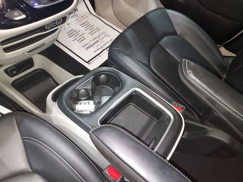 Used 2024 Chrysler Pacifica Touring-L image 26