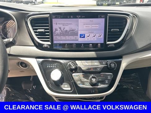 Used 2024 Chrysler Pacifica Touring-L FWD image 15
