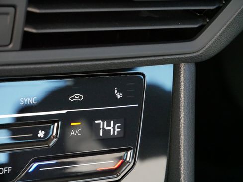 Certified 2025 Volkswagen Jetta SE w/ Sunroof Package image 29