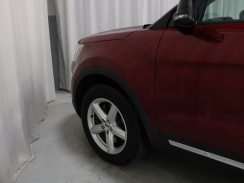 Used 2017 Ford Explorer XLT w/ Equipment Group 202A AWD/4WD image 30