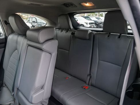Used 2023 Toyota Highlander XLE FWD image 19