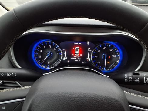 Used 2024 Chrysler Pacifica Touring-L image 8