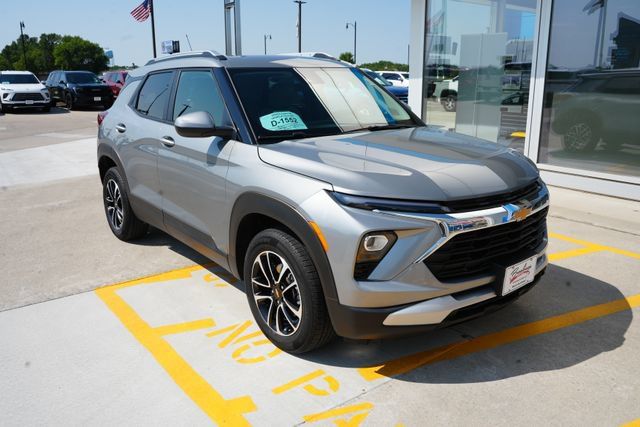 Used 2025 Chevrolet TrailBlazer LT w/ Driver Confidence Package AWD/4WD image 30