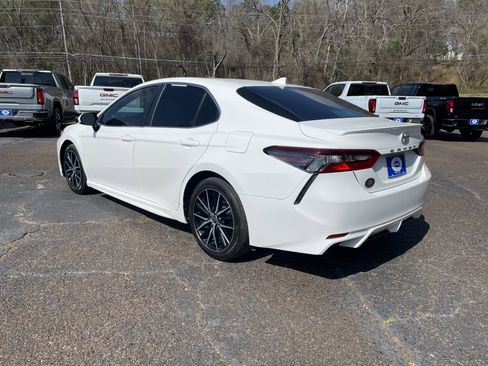 Used 2021 Toyota Camry SE image 3