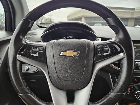 Used 2018 Chevrolet Trax LT w/ LT Convenience Package image 12