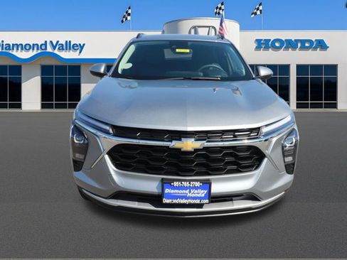 Used 2025 Chevrolet Trax LT image 2