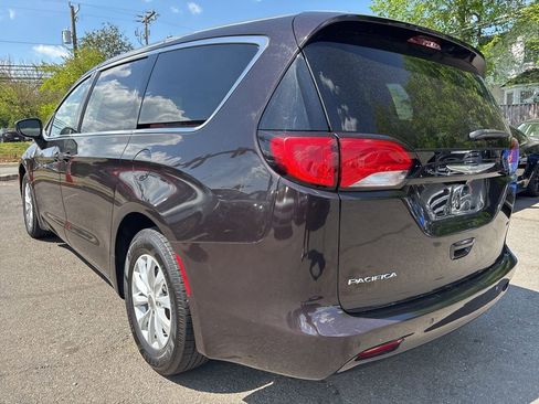 Used 2017 Chrysler Pacifica Touring w/ Tire & Wheel Group FWD image 3