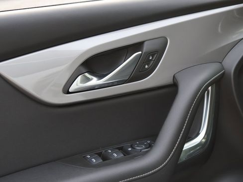 Used 2025 Chevrolet Blazer LT image 21