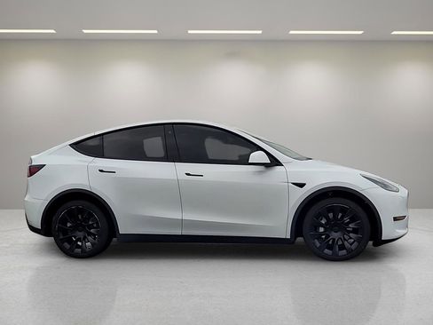 Used 2020 Tesla Model Y Long Range image 9