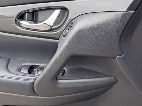 Used 2017 Nissan Rogue S image 26