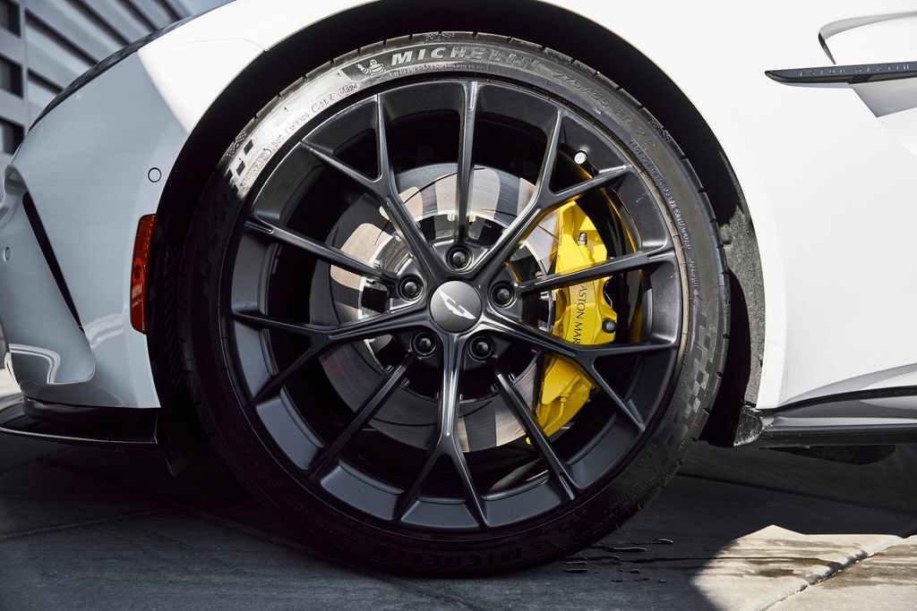 Used 2025 Aston Martin V8 Vantage Coupe RWD image 3