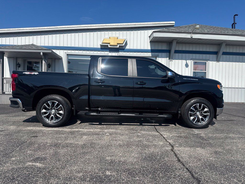 Used 2023 Chevrolet Silverado 1500 LT w/ Leather Package AWD/4WD image 8
