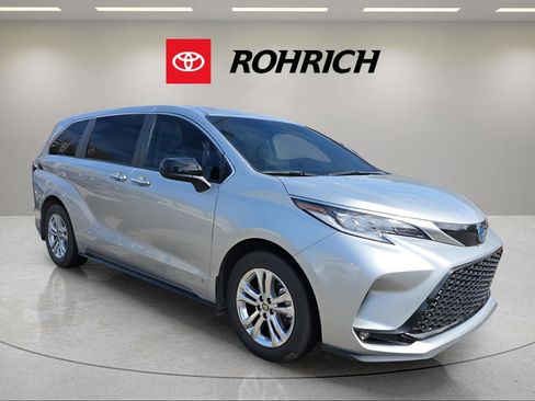 Used 2021 Toyota Sienna XSE image 4