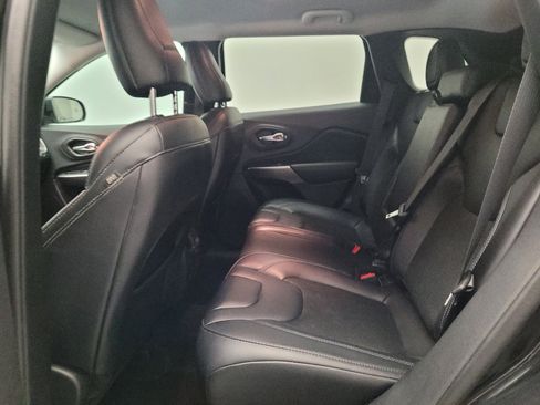 Used 2020 Jeep Cherokee Latitude Plus w/ Comfort/Convenience Group FWD image 18