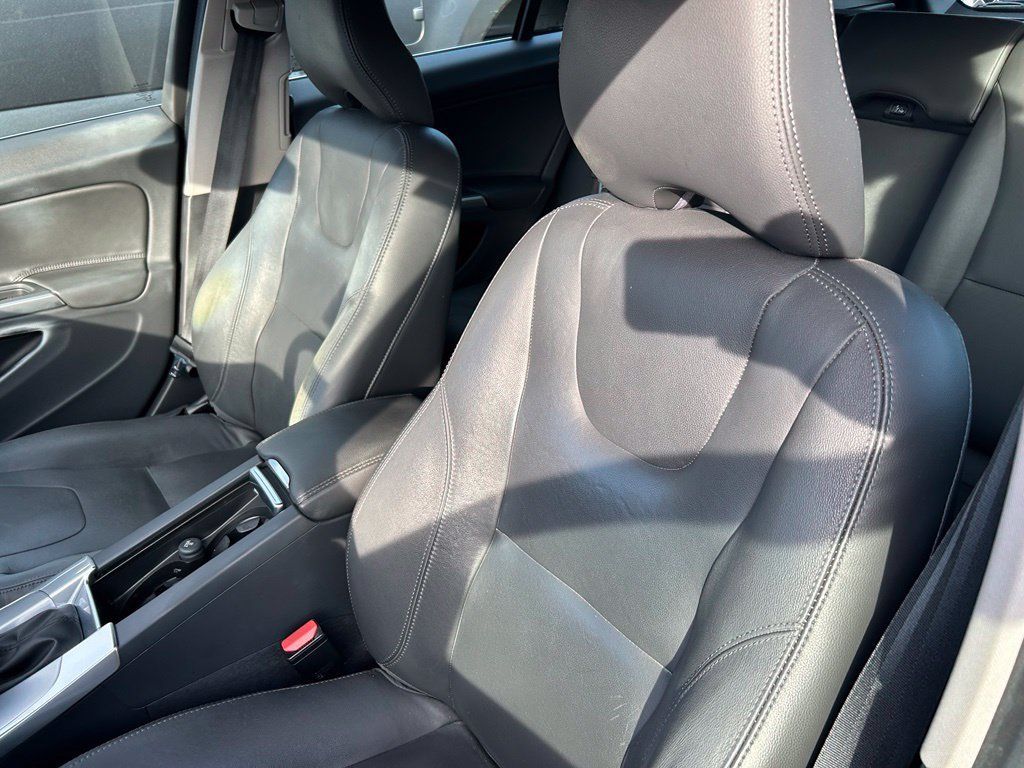 Used 2017 Volvo V60 T5 Premier w/ Convenience Package FWD image 11