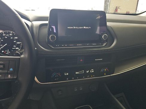 Used 2025 Nissan Rogue SV AWD/4WD image 11