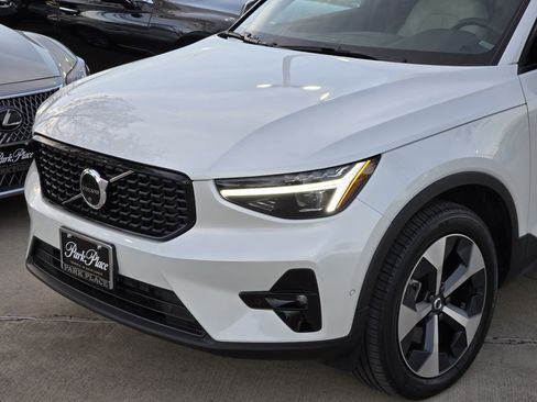 Used 2025 Volvo XC40 B5 Plus w/ Protection Package Premier image 8