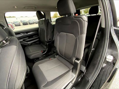 Used 2023 Jeep Grand Cherokee L Laredo image 18