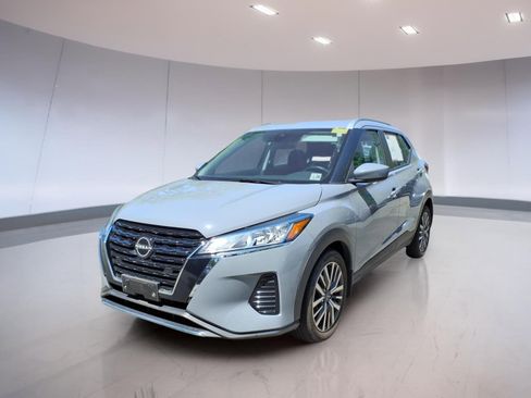 Used 2023 Nissan Kicks SV FWD image 2