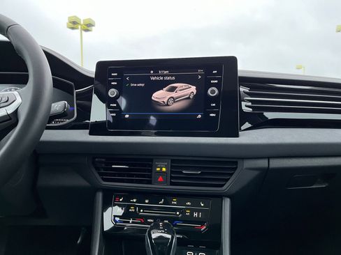 Used 2025 Volkswagen Jetta SE image 21