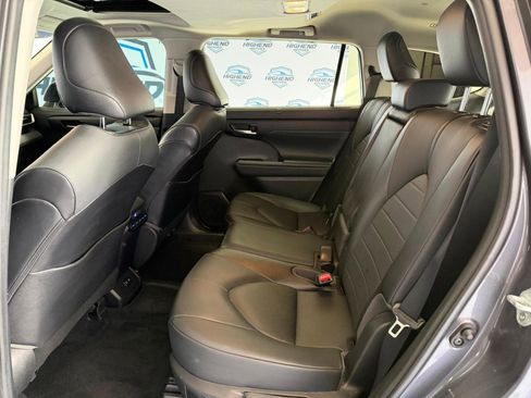 Used 2021 Toyota Highlander XLE AWD/4WD image 19