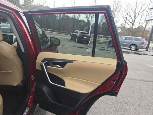 Used 2021 Toyota RAV4 XLE Premium image 17