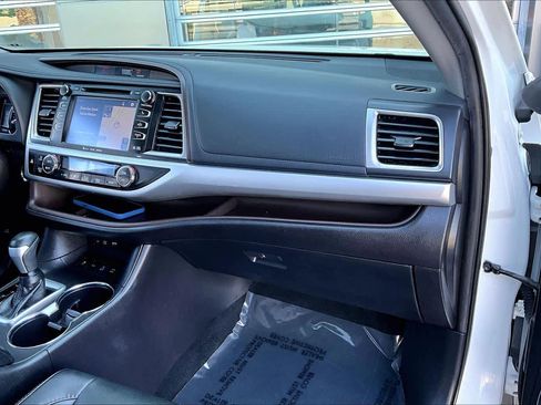 Used 2019 Toyota Highlander XLE image 18