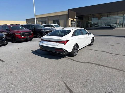 Certified 2025 Hyundai Elantra Limited image 7