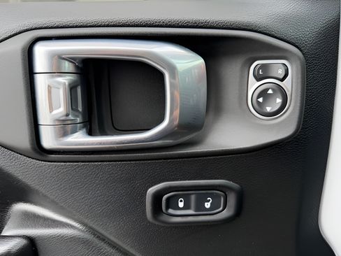 Used 2021 Jeep Gladiator Rubicon AWD/4WD image 11