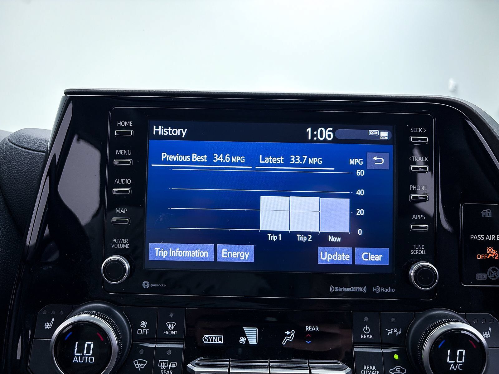 Used 2020 Toyota Highlander XLE AWD/4WD image 21