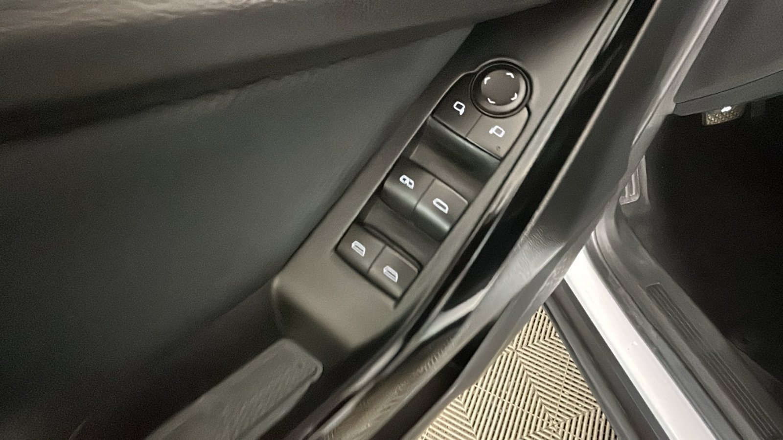 Used 2026 Chevrolet Equinox LT w/ LPO, Floor Liner Package FWD image 12