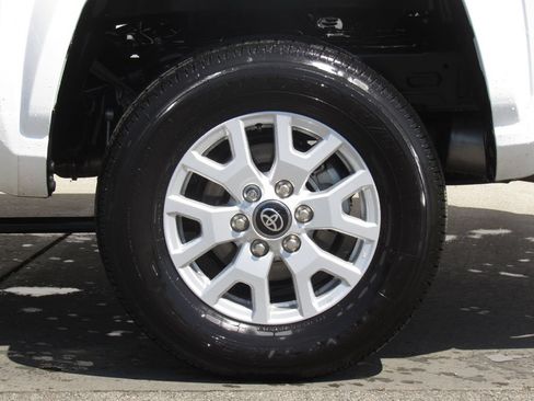 Certified 2025 Toyota Tacoma SR5 AWD/4WD image 36