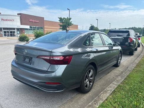 Used 2024 Volkswagen Jetta SE FWD image 3