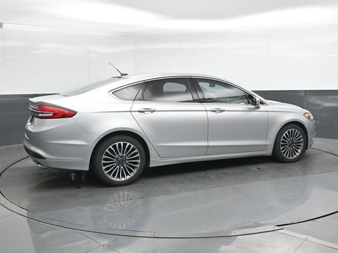Used 2018 Ford Fusion SE w/ Fusion SE Technology Package FWD image 2