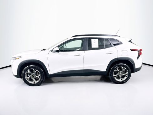 Used 2025 Chevrolet Trax LT w/ LT Convenience Package image 4