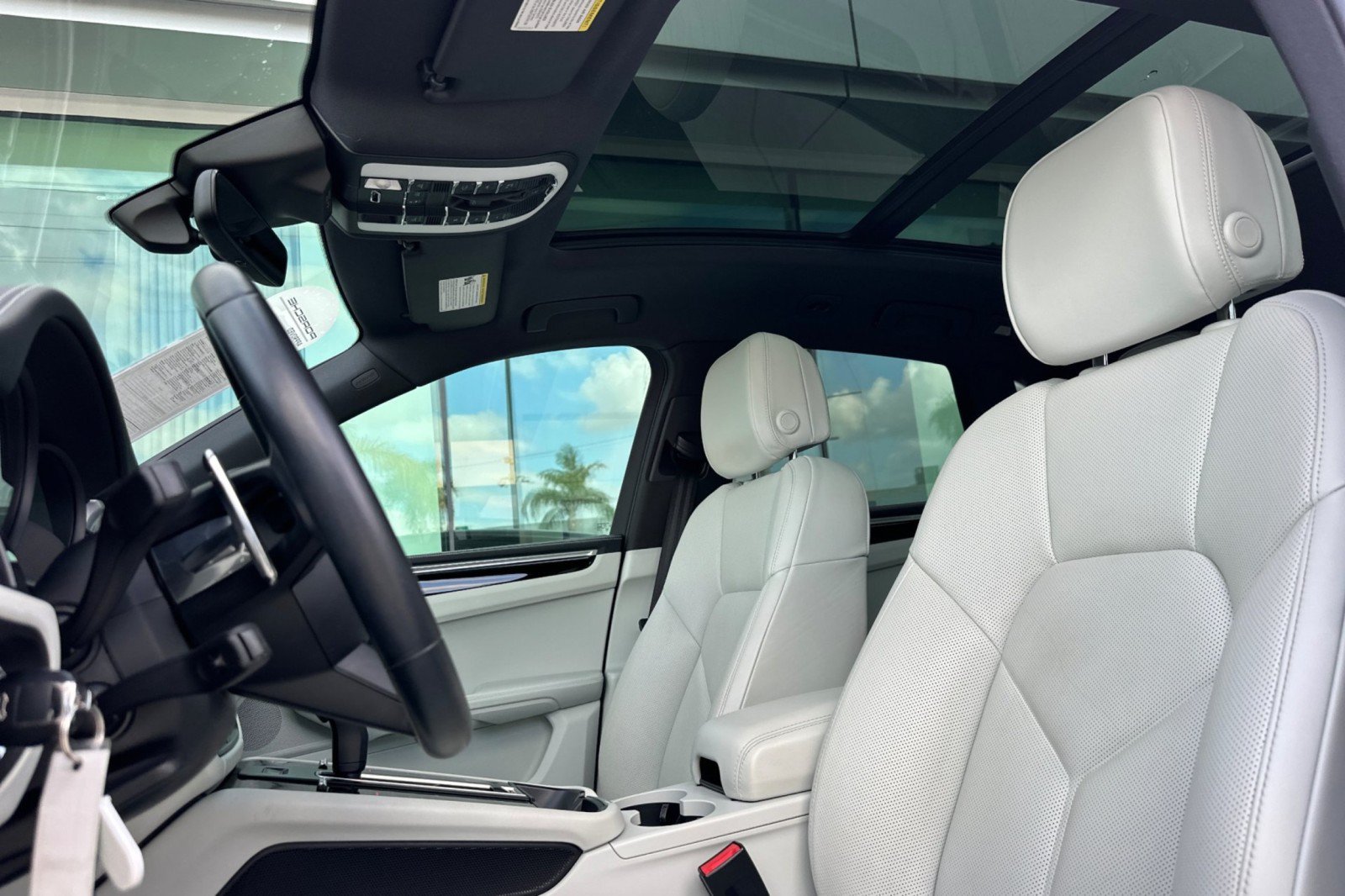 Certified 2023 Porsche Macan AWD/4WD image 5