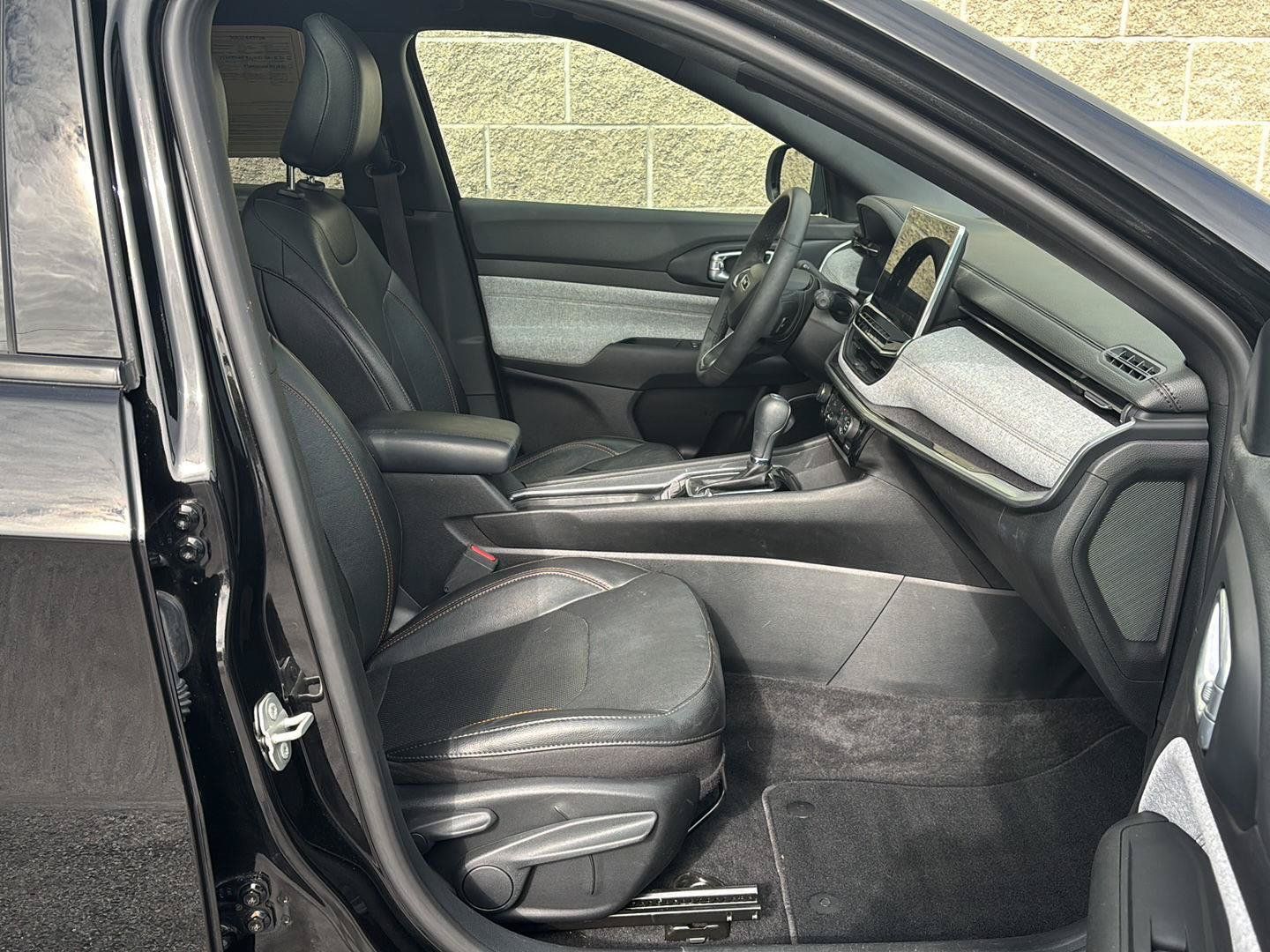 Used 2023 Jeep Compass Latitude w/ Sun and Sound Group AWD/4WD image 18