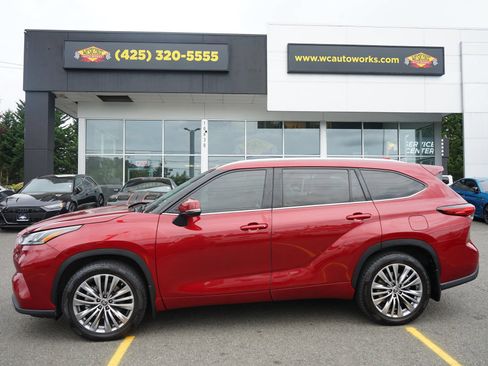 Used 2022 Toyota Highlander Platinum AWD/4WD image 2