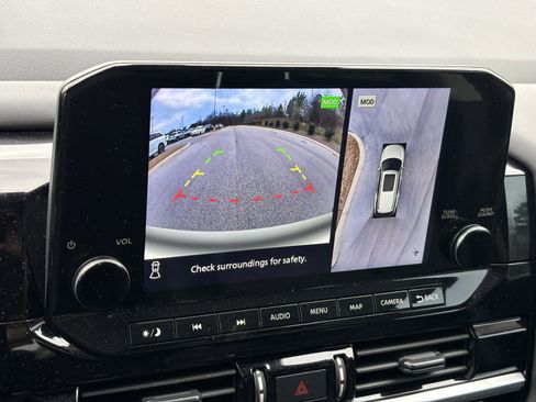 Used 2024 Nissan Pathfinder SL image 11