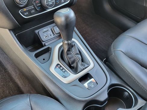 Used 2018 Jeep Cherokee Limited FWD image 46