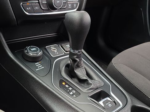 Used 2019 Jeep Cherokee Latitude w/ Popular Appearance Group AWD/4WD image 21