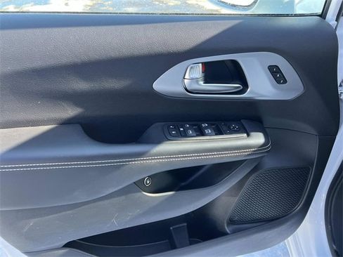 Used 2022 Chrysler Pacifica Touring-L w/ S Appearance Package image 14