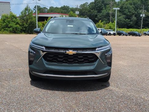 Used 2025 Chevrolet Trax LT FWD image 2