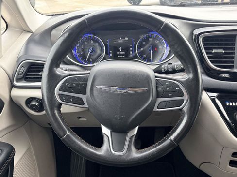 Used 2020 Chrysler Pacifica Touring-L FWD image 14