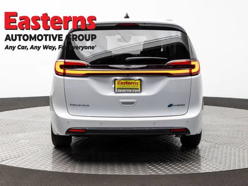 Used 2023 Chrysler Pacifica Touring-L FWD image 6