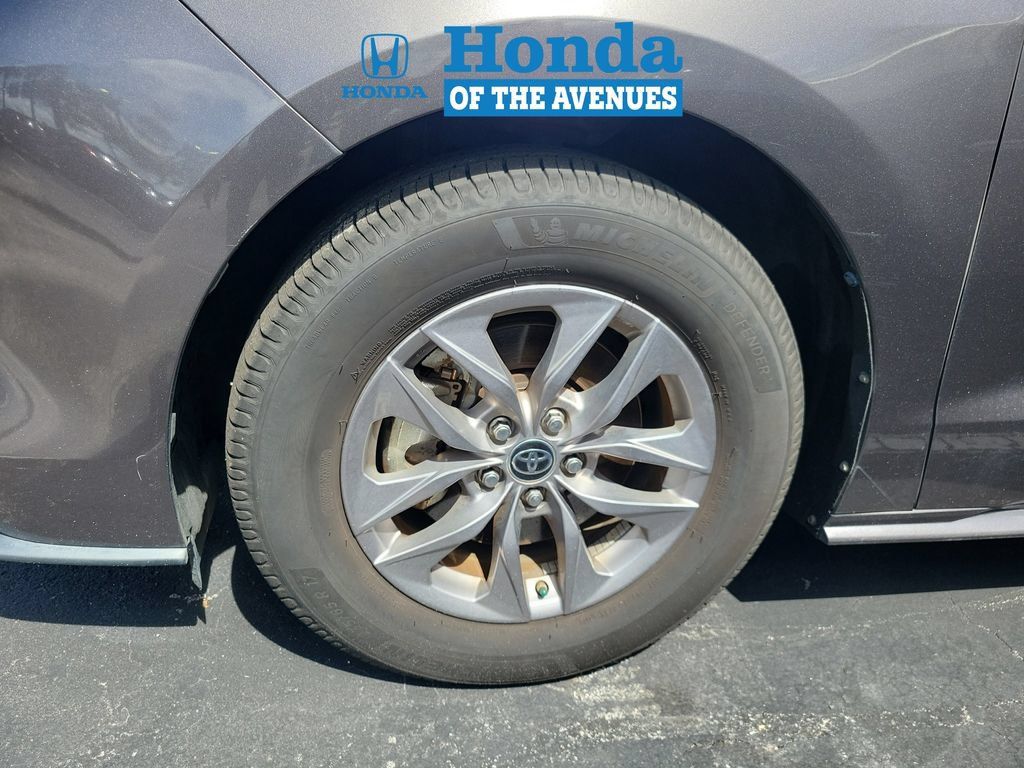 Used 2022 Toyota Sienna XLE w/ XLE Plus Package FWD image 4