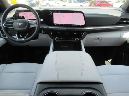 Used 2026 Chevrolet Suburban Premier AWD/4WD image 12