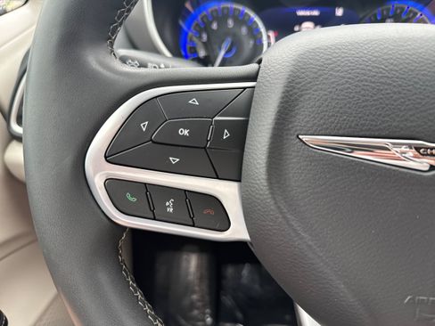 Used 2023 Chrysler Pacifica Touring-L FWD image 20
