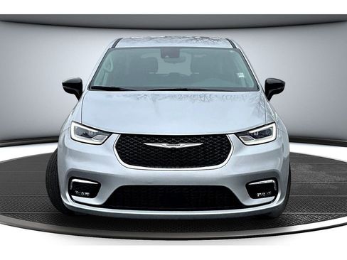 Used 2024 Chrysler Pacifica Touring-L image 4