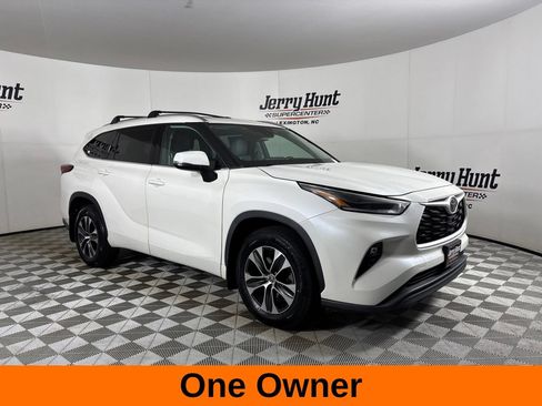 Used 2021 Toyota Highlander XLE AWD/4WD image 4